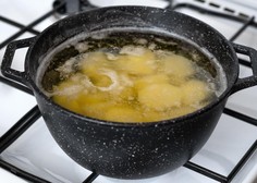 Krompir lahko skuhate hitreje, pa še razpadel ne bo: vodi dodajte žlico te sestavine