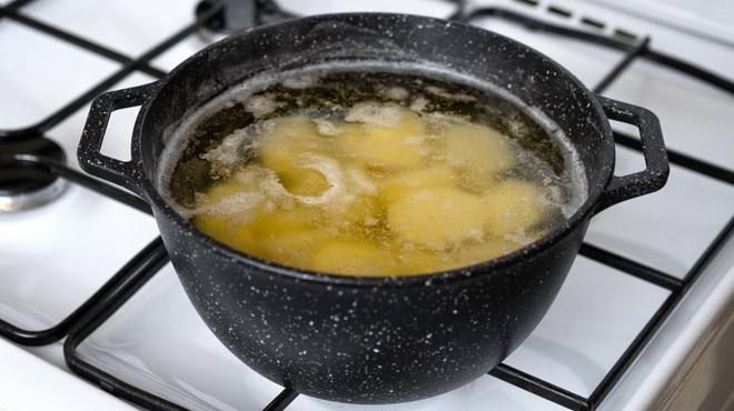 Krompir lahko skuhate hitreje, pa še razpadel ne bo: vodi dodajte žlico te sestavine (foto: Profimedia)