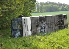 Huda nesreča rednega avtobusa: ob močnem trku 25 potnikov vrglo skozi okno