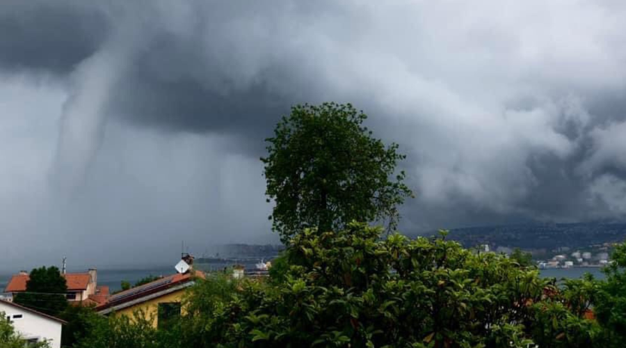 Pretresljiv prizor tik ob slovenski meji: prebivalci nenadoma zagledali veliko vodno trombo (FOTO) (foto: Meteoeradar/Federico Pavan/Neurje.si)