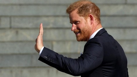 Princ Harry na obisku v Londonu zaman čakal svojega očeta in brata