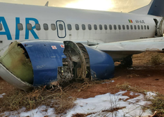 Grozljivka na krovu: med pristajanjem Boeingovega letala zagorela krilo in motor