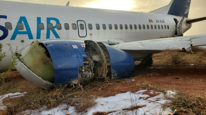 Grozljivka na krovu: med pristajanjem Boeingovega letala zagorela krilo in motor (foto: X/MarioNawfal)