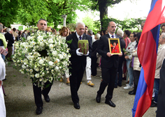 Čustven posnetek s pogreba Mance Košir: poglejte, kako so se poslovili od priljubljene profesorice in novinarke (VIDEO)