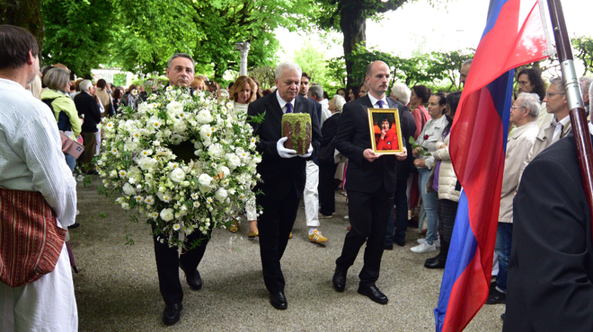 Čustven posnetek s pogreba Mance Košir: poglejte, kako so se poslovili od priljubljene profesorice in novinarke (VIDEO) (foto: Bobo)