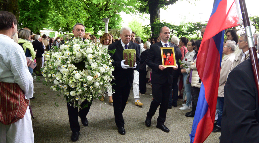 Čustven posnetek s pogreba Mance Košir: poglejte, kako so se poslovili od priljubljene profesorice in novinarke (VIDEO) (foto: Bobo)