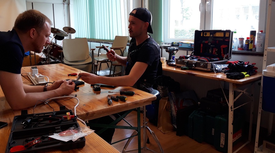 Pokvarjenih električnih in elektronskih naprav nikar ne mečite stran, raje jih prinesite ... (foto: Knjižnica Reči)