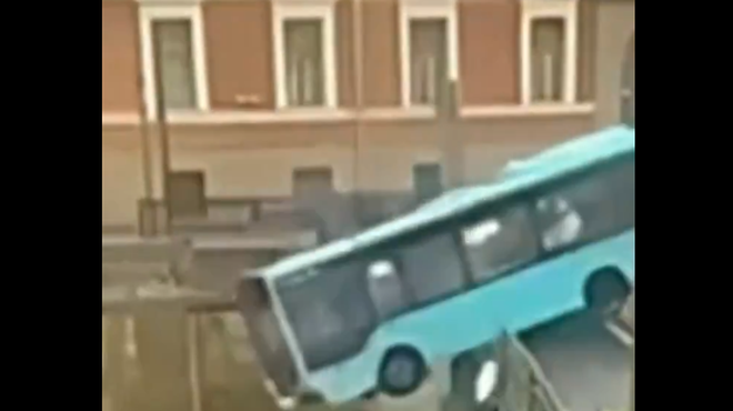 Strašljiv trenutek: potniški avtobus zgrmel v reko, več mrtvih (VIDEO) (foto: Omrežje X/posnetek zaslona)