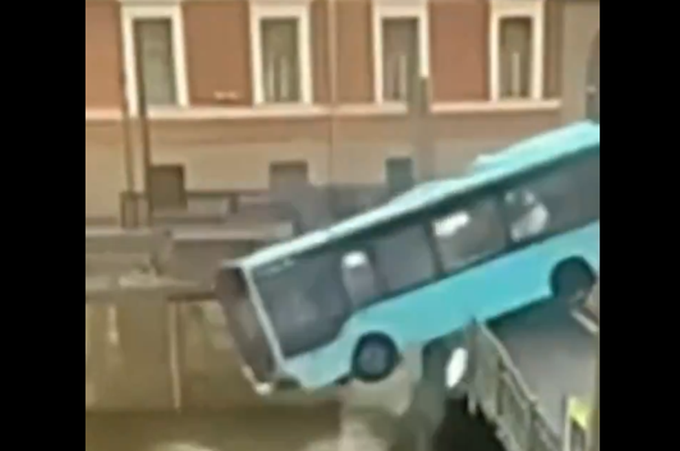 Strašljiv trenutek: potniški avtobus zgrmel v reko, več mrtvih (VIDEO) (foto: Omrežje X/posnetek zaslona)
