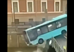 Strašljiv trenutek: potniški avtobus zgrmel v reko, več mrtvih (VIDEO)