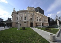 Grozen zaključek predstave v ljubljanski operi: nenadoma se je odpel del kulise in padel na operni pevki (takšno je njuno stanje)