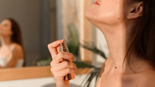 Milijoni so navdušeni nad nasvetom, ki razkriva, kako poskrbeti, da vonj parfuma čim dlje ostane na vaši koži (VIDEO)