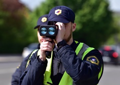 Voznik začetnik z močno prekoračeno hitrostjo divjal po Celju: čaka ga visoka kazen