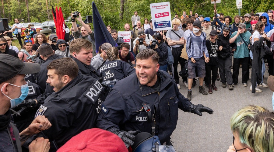Pred tovarno avtomobilov protestiralo več kot tisoč ljudi, kaj se dogaja? (FOTO) (foto: Profimedia)