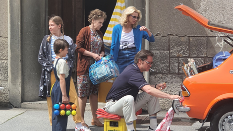 Film Belo se pere na devetdeset snemanje igralci