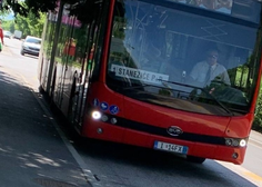 Ste jih opazili? Po Ljubljani vozijo rdeči avtobusi z madžarskimi tablicami - pa veste, zakaj?