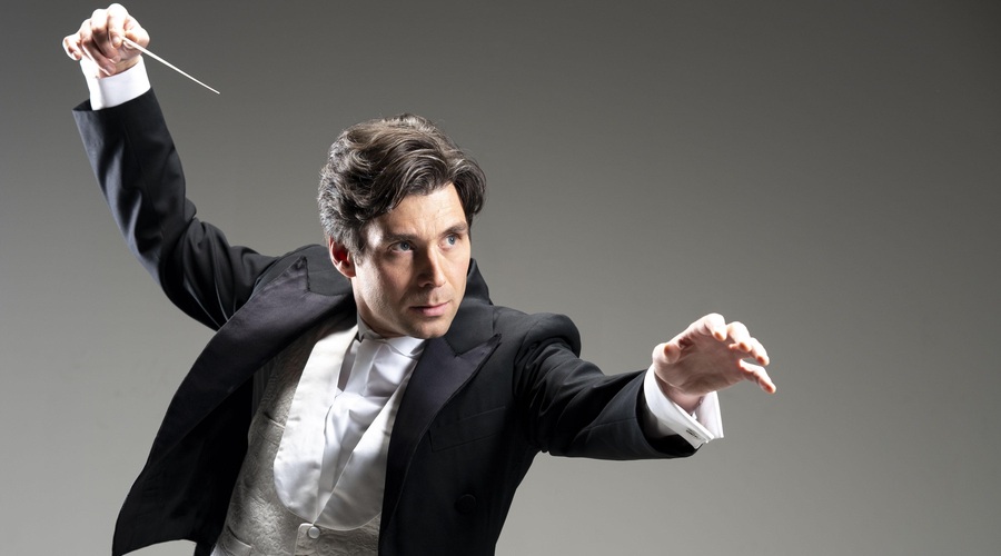 Tilen Artač, kot ga še niste vajeni: z violončelom in humorjem med glasbene klasike (foto: Miran Jurišič)