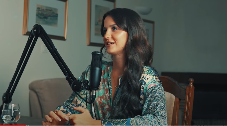 Anja Širovnik razkrila, zakaj se več ne druži s Kajo Casar (foto: posnetek zaslona/YouTube David Milosavljević)