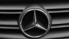 Ta redki Mercedes, ki že vse od 2009 ždi ob robu cestišča, skriva osupljivo zgodbo