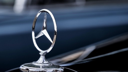 Ta redki Mercedes, ki že vse od 2009 ždi ob robu cestišča, skriva osupljivo zgodbo