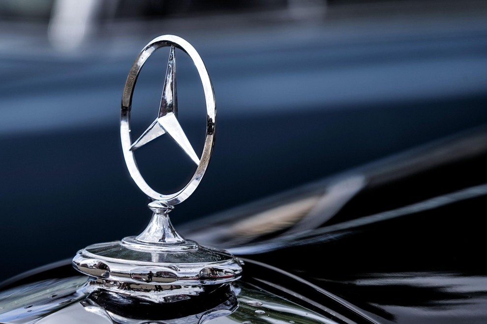 Ta redki Mercedes, ki že vse od 2009 ždi ob robu cestišča, skriva osupljivo zgodbo