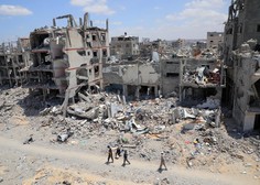 Izrael napadel begunsko taborišče v Gazi: večina smrtnih žrtev je žensk in otrok