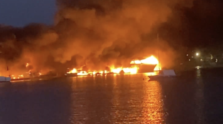 Velik požar v hrvaški Istri: zgorelo je okoli 30 plovil, gasilci še vedno na delu (VIDEO) (foto: Facebook/Jay Dicky)