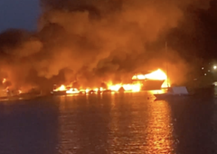 Velik požar v hrvaški Istri: zgorelo je okoli 30 plovil, gasilci še vedno na delu (VIDEO)