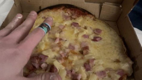 V prestižnem letovišču naročili pico: kar so prejeli, ni pričakoval nihče