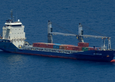 Ladja, ki naj bi prevažala orožje v Izrael, pluje proti Luki Koper: pa je na njej res nevaren tovor?