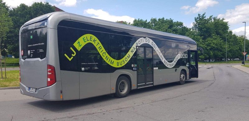 Testiranje avtobusa eCitaro je del mestnih prizadevanj za izboljšanje javnega mestnega prevoza in zmanjšanje emisij v Ljubljani.