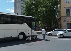 Prometna nesreča v strogem centru Ljubljane: hrvaški avtobus pri Tavčarjevi palači zavijal desno, nato pa trčil v ... (FOTO)