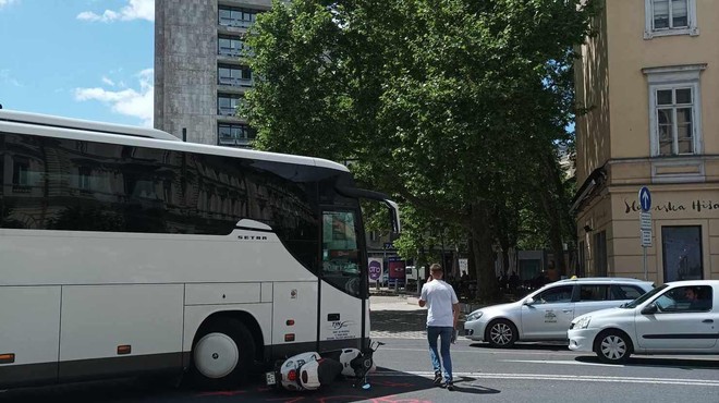 Prometna nesreča v strogem centru Ljubljane: hrvaški avtobus pri Tavčarjevi palači zavijal desno, nato pa trčil v ... (FOTO) (foto: Metropolitan)