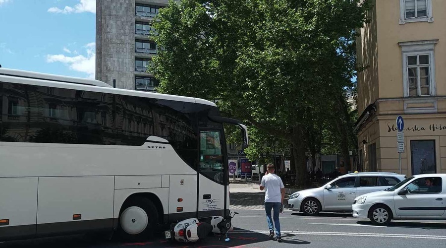 Prometna nesreča v strogem centru Ljubljane: hrvaški avtobus pri Tavčarjevi palači zavijal desno, nato pa trčil v ... (FOTO) (foto: Metropolitan)