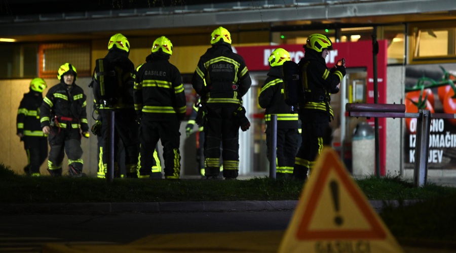 Neurja prinesla večje težave: med drugim je strela udarila v dve hiši, med gašenjem požara pa je bil poškodovan gasilec (foto: Bobo/Žiga Živulović jr.)