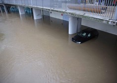 Hude poplave povzročile veliko škodo: ceste so se spremenile v reke, poplavilo avtomobile (VIDEO)