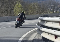 Tudi čelada ni zadostovala: v tragični prometni nesreči umrl motorist