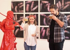 Z vrčkom piva v roki na ogled razstave sodobne umetnosti