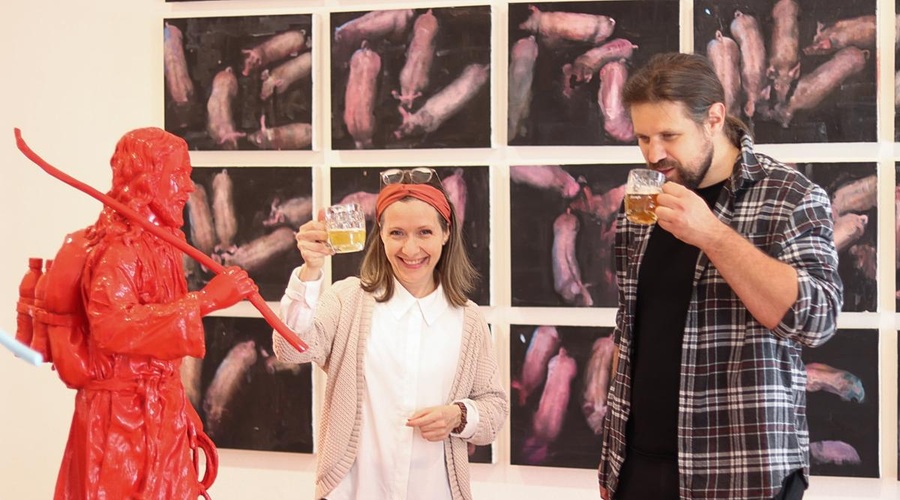 Z vrčkom piva v roki na ogled razstave sodobne umetnosti (foto: Ksenija Mravlja)
