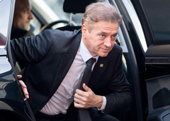 Robert Golob se je vkrcal na letalo, zapušča Slovenijo: "O tem sem sanjal celo življenje" (FOTO)