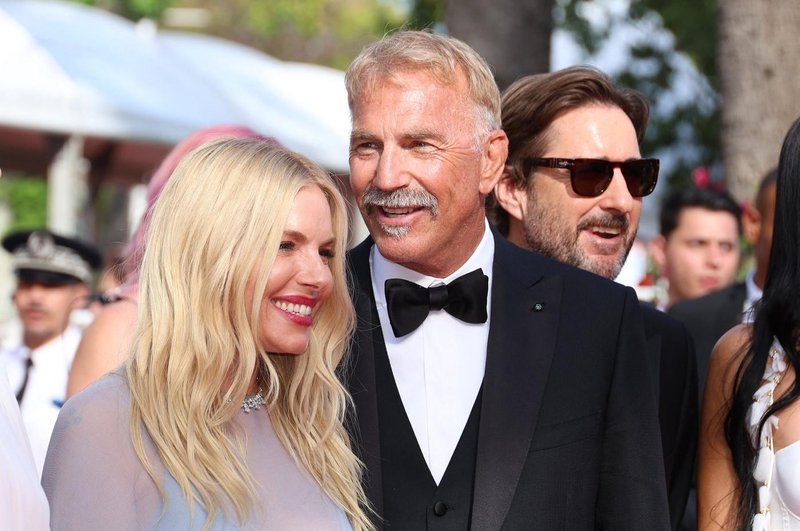 Sienna Miller in Kevin Costner v Cannesu.