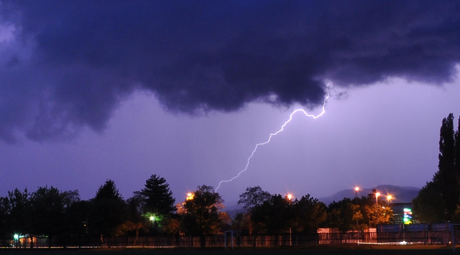 Pri Ilirski Bistrici v domačina udarila strela (foto: Bobo)