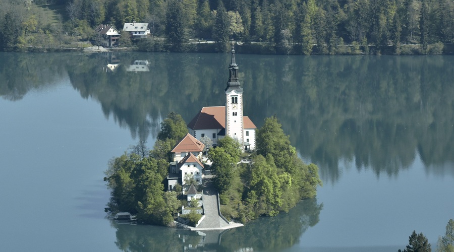 Britanec v Sloveniji brez dlake na jeziku nad Bled: "Če mi še kdo omeni Blejsko jezero, bom eksplodiral!" (foto: Žiga Živulovič jr./Bobo)