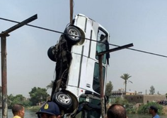 Huda nesreča: po zdrsu minibusa s trajekta več mrtvih