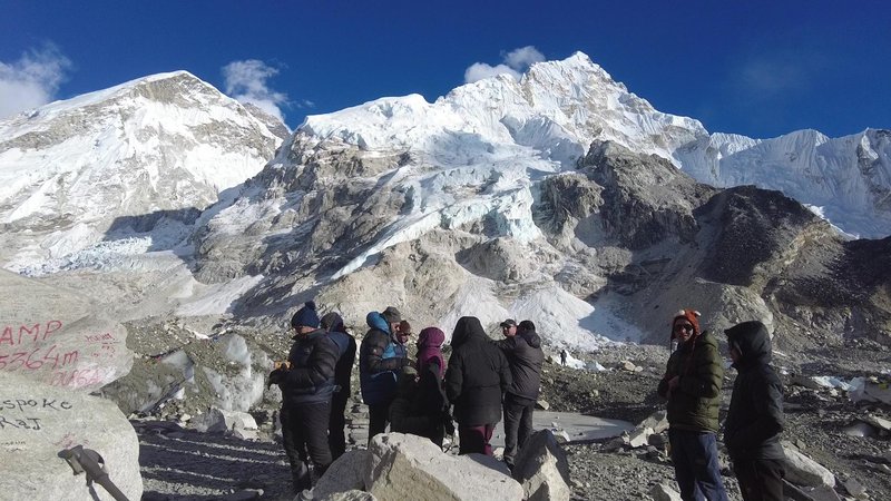Težave na najvišji gori sveta: na Mount Everestu obtičalo skoraj tisoč ljudi