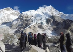 Najvišja gora sveta tudi letos vzela življenja: našli trupli plezalcev, ki sta se proti vrhu odpravila brez ...