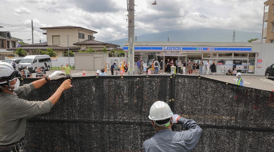 Bizaren ukrep: z mrežo so zastrli pogled na slavno goro (foto: Profimedia)