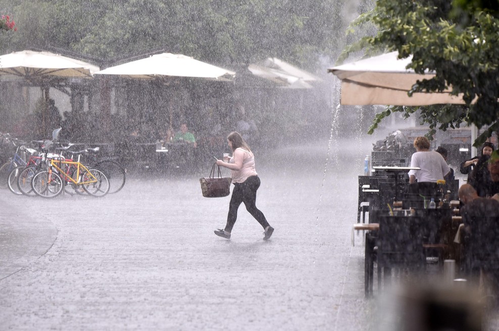 Podivjana vremenska fronta udarila z vso močjo: hudi nalivi, burja in padec temperatur! (foto: Bobo)