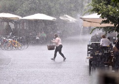 Podivjana vremenska fronta udarila z vso močjo: hudi nalivi, burja in padec temperatur!