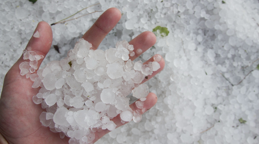 Toča pobelila vas v občini Dvor: "Bilo je kot tornado, vasi se ni videlo, videti je bilo kot dim ... " (foto: Profimedia)